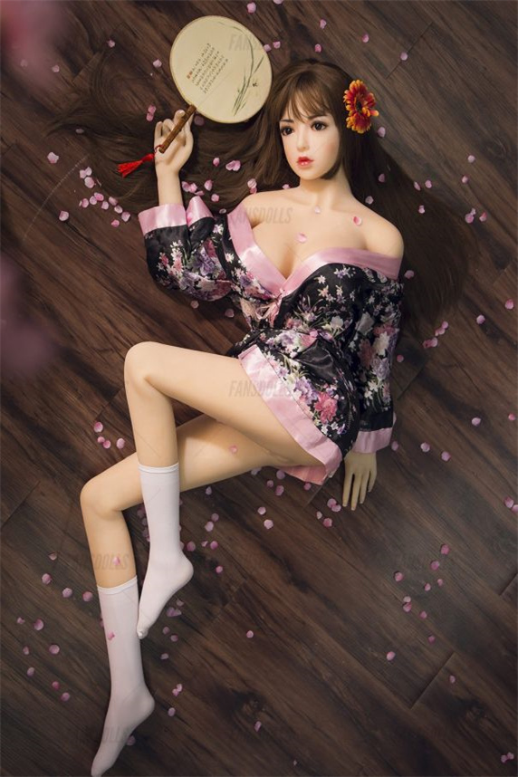 Puppe sex im Kimono