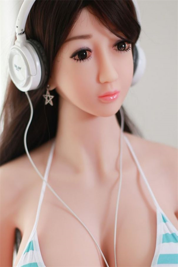 sex doll Kopfhörer tragen